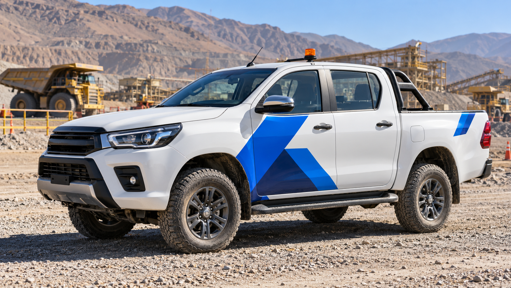 Camioneta blanca de faena con rotulación azul aplicada solo en algunas zonas